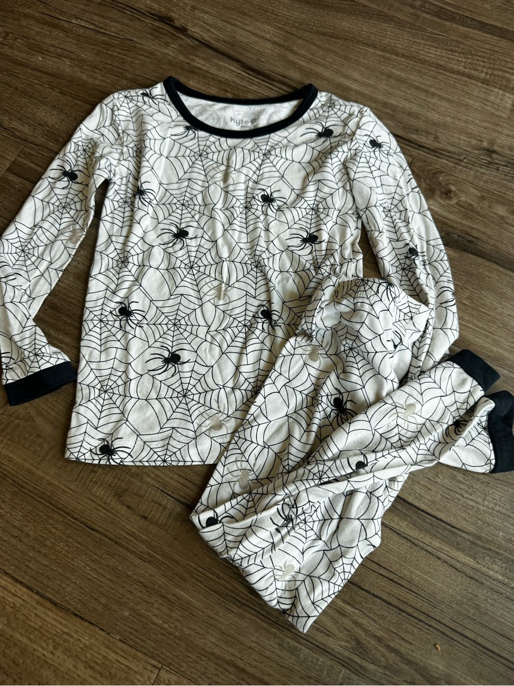 Kyte baby Halloween spiderweb pajama set size 2T